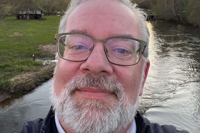 Thomas Thisted har sendt denne selfie fra broen over Skjern Å tæt ved hjemmet i Skarrild. Han hævder, at selfien blev meget god - efter 13 forsøg.