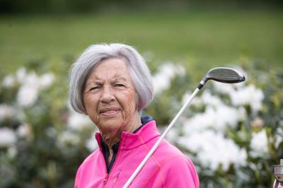 72-årige Anny Risager har altid været glad for, at der skete noget. Men et par år inden hun fik konstateret en kræftsygdom i 2010, oplevede hun, at hun ændrede personlighed. Hun lå mere og mere på sofaen, og hun havde svært ved at tage sig sammen til noget som helst. I dag er det klart for hende, at det var sygdommens skyld. Anny Risager lever stadig med sin kræftsygdom, men hun har et godt liv, og nu er hun med til at arrangere Pink Cup i Herning Golfklub til fordel for brystkræftforskning.