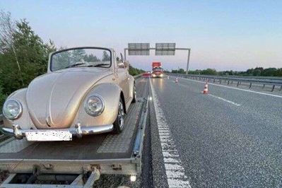 Der skete heldigvis ingen større skade, da der mandag aften udbrød brand i motorrummet på en veteranbil, mens den kom kørende på Midtjyske Motorvej. Foto: Privatfoto.