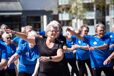Der var godt gang i de mange pensionister fra Ikast Senior Sport & Motion, som havde flyttet den ugentlige gymnastiktime ud på Torvet.