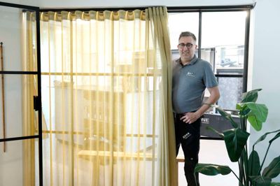 Karsten Landt Fuglsang, der er indehaver af Gardinmester, kan efter et års byggeri endelig invitere ind i sit nye showroom på Fynsgade 94.
