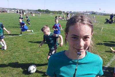 Silja Fjederholt var sammen med andre elever fra Tjørring Skole dommere ved onsdagens fodboldstævne, som samlede mere end 200 børn og voksne fra ni SFO'er.