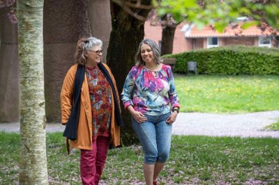Ann-Karina Skyt, t.h., håber, at deltagerne i samtalegruppen knytter bånd, så de bliver ved med at ses, når gruppen ophører. Betina Skyum Larsen har hånd i hanke med Drop-in Cafeen.