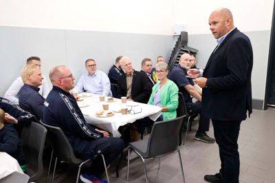 Der blev lyttet nøje efter, da regionschef Klaus Pedersen fra Rema 1000 holdt tale torsdag morgen i Tjørring. Her var en række af kædens købmænd mødt op for at bakke op om åbningen af den nye butik, som købmand Kent Hansen Krüger (siddende forrest) står bag.