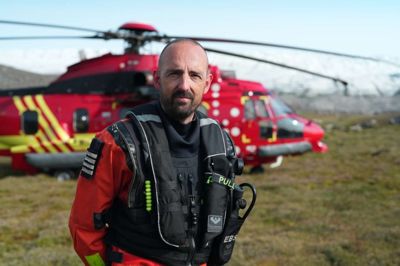 Simon Dupont har fløjet helikopter for redningstjenesten i Grønland siden efteråret 2020. I en ny DR-serie bliver han og resten af tjenesten portrætteret. Foto: PR-foto