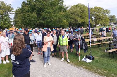 Socialudvalgsformand Joan Hansen (V) klippede snoren over og sendte de første seniorer ud på den fire kilometer lange gåtur ved Royal Side Run.