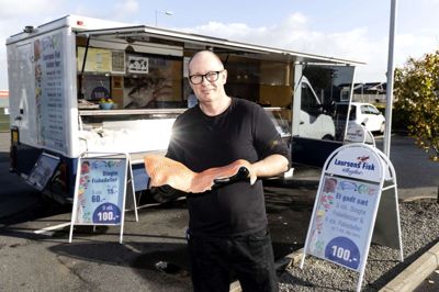 Allan Laursen har i to et halvt år holdt med sin fiskebil ved Rema 1000 i Lind. Det fortsætter han med hver torsdag, mens han fra juni vil være ved Rema 1000 i Tjørring på mandage.