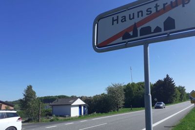 I det lille hvide hus ved landevejen sidder pumpen, der henter rent drikkevand op fra 66 meters dybde til forbrugerne i Haunstrup. Vandværket skal nu bruge en million kroner på at hente vand inde fra Snejbjerg for at have en lovpligtig nødforsyning.