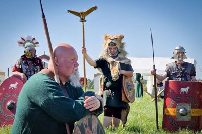 En stor gruppe såkaldte reenactors indtog rollerne som lokale jernalder-stammefolk og romerske soldater. Udgravningsfesten gav mulighed for at prøve deres våben og udstyr, men også for at se til fra skyggen i et telt med en grillpølse og en kold drik i hånden.