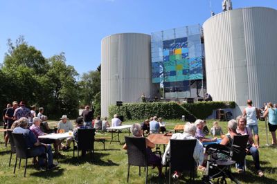 Der var sol og sommerhygge i Engesvang, da det store glasværk midt i byen skulle genindvies.