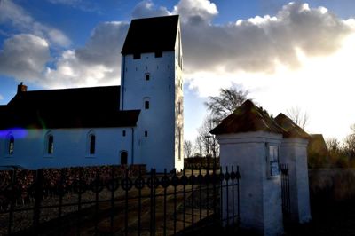 Studsgård Kirke er en af i alt 16 kirker i landet, som får del i Kirkeministeriets kirkeistandsættelsesordning. Foto: Troels Witter