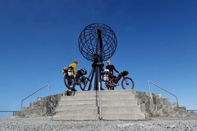 Marie Stoubæk og Kenneth Bruun Jørgensen ved rejsens begyndelse i juli 2023 i Nordkap - Europas nordligste punkt.