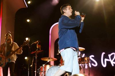 Lukas Graham i fuld påklædning, hvilket skulle vise sig kun at være et øjebliksbillede, da kunstneren gjorde sig fri af overtøjet senere hen.