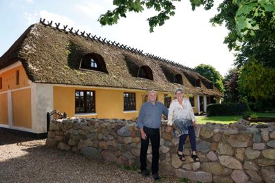 Gennem 30 år har Brian og Laila Nygaard boet på Fjederholtgaard syd for Lind. Nu inviterer de til åbent hus for at fejre stuehusets 200-årsjubilæum og et stykke lokal historie samt vise tre årtiers renoveringsarbejde frem.