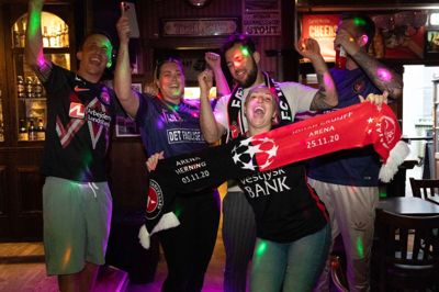 Mesterskabet blev fejret i alle barer i Østergade - her på Murphy's Pub, hvor bartender Amanda Petersen (forrest) havde fri og gav den gas med kæreste og venner efter at have set kampen mod Silkeborg på MCH Arena.