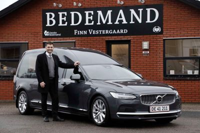 Bedemand Finn Vestergaard bruger en del tid på at opspore familie til afdøde.