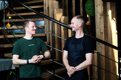 Restaurantchef Joakim Thomassen (t.v.) og køkkenchef Jens Vincent samarbejder om at gøre oplevelsen hos Restaurant Domæne unik. Det har nu for andet år i træk udløst en stjerne i Guide Michelin.