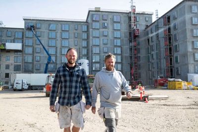 Det går igen fremad for Daniel Lykke Jensen (t.v.) fra Gjern og den nye kompagnon Lars Dragsdal fra Lind. I 2023 fik de sammen vendt en truende lukning til et rigtig fint år, hvor de også valgte at gå sammen om fremtiden om Søhøjlandets Murer Aps. Billedet her er taget ved opførelsen af et nyt Holmsø Resorts, som ligger i Herning. Det er et tilsvarende byggeri, som det vi kender fra Silkeborg i Alderslyst.