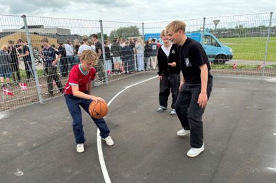 Den nye basketballbane blev taget i brug med det samme efter den officielle indvielse, hvor der også var is fra Hjem Is-bilen.