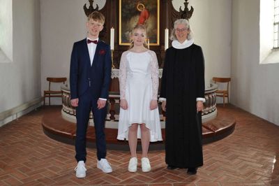 Konfirmander og sognepræst efter konfirmationen.