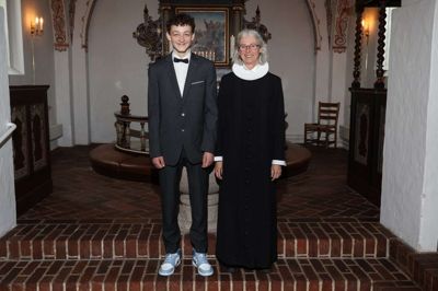 Markus Haunstrup Andersen og Mona Kjær Nielsen efter konfirmationen.