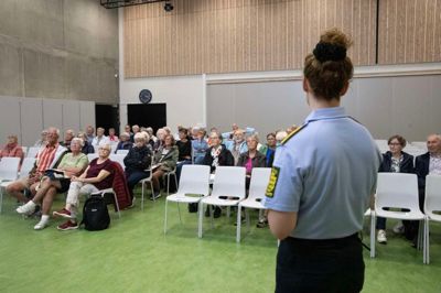 Hvordan undgår man at blive snydt af svindlere på nettet og i telefonen? Det fik knap 50 pensionister gode råd til fra Midt- og Vestjyllands Politi.
