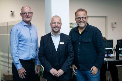 Styregruppen bag indsamlingen til Børnecancerfonden rækker i år ud til borgerne for at få samlet penge ind. Fra venstre: Jørgen Nissen, filialdirektør i Vestjysk Bank i Herning, Martin Lemvig, administrerende direktør på Hotel Eyde samt Allan Birk Kristensen, citychef i Herning.