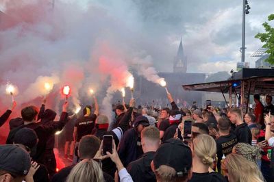Sådan så det ud, da der kortvarigt var gang i en stribe romerlys ved guldfejringen af FC Midtjylland på Torvet i Herning.