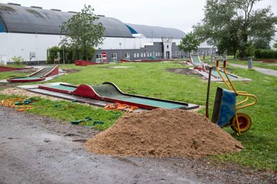Den nye minigolfbane, som i disse dage er ved at blive anlagt, bliver placeret på plænen mellem Sportscenter Herning, Kvik Hockey Arena og Danhostel. Svenske baneinspektører arbejder frem til og med fredag med at få banen sat op.