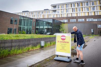 Snart vil skilte markere, hvor der asfalteres rundt omkring på hospitalsområdet i Gødstrup.