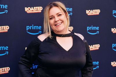 Linda P er vært på tv-programmet Roasted: Verdens sjoveste ferie. I programmet skiftes seks komikere til at grille hinanden. Foto: Henrik Ohsten/Prime Video/PR-foto/Free