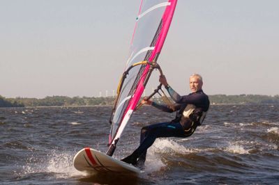 Der er ikke rigtig »system« i bølgerne ud for Marienlyst Strand i Skive, når der er østenvind. Det gør det lidt mere udfordrende for windsurfere som Niels Riis at surfe i heftig vind fra øst som her.