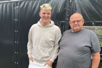 Når Lasse Müller (t.v.) i aften vender hjem til plejeforældrene Johanne Munk Hansen og Finn Zink i Vildbjerg, så burde der næsten flag på bordet. Efter 16 måneders ventetid har Familieretshuset godkendt, at Lasse Müller må bruge omkring 20.000 kroner på et kørekort.