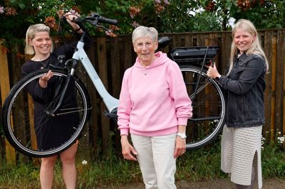 På fredag fylder Birgit Andersen fra Lind 80 år. Til fødselsdagen kan hun fortælle historien om, hvordan hun netop er cyklet gennem Jylland med de to børnebørn Linette Fisker (t.v.) og Bolette Fisker (t.h.).