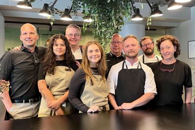 Fra venstre er det Scandic Reginas hoteldirektør, Torben Rhode, restaurant-supervisor Thea Hansen, kokkeelev Oliver Christoffersen, restaurantchef Sille Lund, teknisk manager Torben Isager, køkkenchef Oliver Knudsen, kokkeelev Nikolaj Corns og oldfrue Jamile Ryan. De skulle give 60 ældre borgere en god fredag eftermiddag på hotellet. Foto: Martin Hove Thomsen