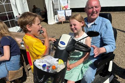 Så er der klar til afgang mod et sted, hvor man kan købe is. Karl Rahbek Nielsen - der er beboer på Møltrup - har børnebørnene Hunter og Naya om bord på sin el-scooter.