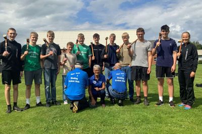 Kroketspillere fra Sinding med formand Grethe Buus Poulsen i spidsen præsenterede elever fra Nøvlingskov Efterskole for kroketspillet, og senere på måneden skal eleverne have en træningsaften med Sinding-spillerne.
