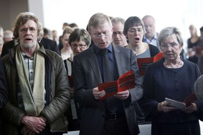 Fra åbningen af Sangens Hus, som foregik på Heart, ses korenes fan Søren Ryge Petersen, som tydeligvis kan teksterne udenad, Mads Bille og Marianne Jelved, som i sin egenskab af kulturminister nåede både at høre om visionen om det nationale videncenter, bringe det igennem systemet og forestå åbningen, hvilket særskilt er en kunst, da ministre sjældent overlever længe på posterne.