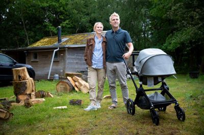 Lynghytten er navnet på det lille hus ved Kragelund, som Kasper Haarups mor for nylig har købt. Her bor han og Freja Højgaard med deres datter Luna midlertidigt, indtil de om en måneds tid flytter ind i det hus i Silkeborg, som Kasper har ejet, siden han var i begyndelsen af 20'erne. - Vi kommer til at savne havet og de åbne vidder, men Silkeborg er et dejligt sted. Jeg kunne godt forestille mig, at vi køber en båd, vi kan tøffe rundt i med børnene på Silkeborgsøerne, siger Kasper Haarup.