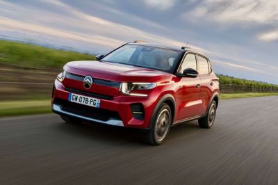 Det er ikke lige til at se det, hvis man ikke ved det: Her kører en lille fransk revolution. Citroën ë-C3 er en kompakt elbil, der fås fra kun 179.990 kroner. (PR-foto). Pr-Foto Adrien Cortesi/Ritzau Scanpix