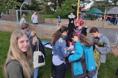 Jane Flansmose til venstre kan efter sommerferien melde sig til et af de mange tilbud om fritidsundervisning i UnHerning. Bag boden er det Luise Hansen, der både tilbyder cosplay og som noget nyt svømning for havfruer, hvor deltagerne i stedet for svømmefødder dykker med en hale som en havfrue.