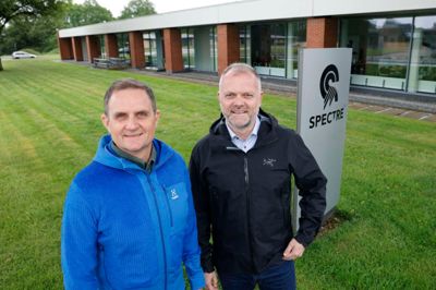 Brødreparret Jacob Klausen (t.v.) og Jesper Klausen, fortsætter i deres roller i virksomheden og også som minoritetsejere.