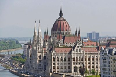Den store smukke parlamentsbygning er til at få øje på og det er tydeligt, at man har søgt inspiration i Londons »House of Parliament«.