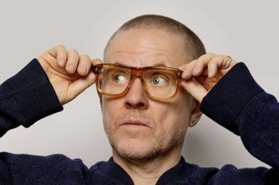 Anders Matthesen brød igennem som stand up komiker for godt 30 år siden og har siden haft succes som både komiker, manuskriptforfatter, skuespiller og forfatter. (PR-foto) Sara Galbiati/Gyldendal Medie/Free