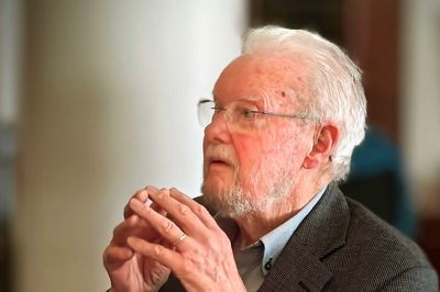 John Richard David Bennett var oprindeligt fra Skotland, men kom til Herning, hvor hustruen Anna Bennett var fra. Den elektrikeruddannede skotte fik arbejde på Egetæpper og blev omtalt som Edison af direktør Mads Eg Damgaard. Han blev 88 år.