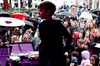 Trommeministeriet fra Herning Musikskole startede kulturfesten fra den store scene på Torvet.