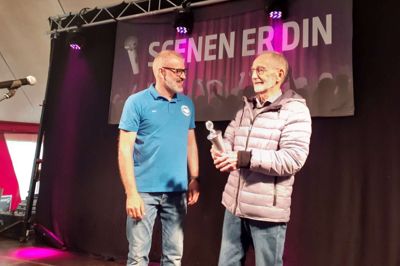 Steen Nørremark blev årets borger i Ilskov. Kim Balle Kristensen i byfestudvalget blå trøje overrakte pokalen.