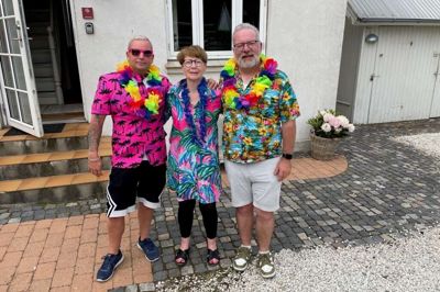 Familien Thisted var til Hawaii-fest forleden: Lillebror Kristian Thisted-Scharfs (t.v.), mor Erna Thisted og Thomas Thisted.