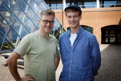 <em id="emphasis">Projektleder og kapelmester i MCH Rasmus Steenberg (t.v.) og Mikkel Steen-Andersen, der skal spille Emil i MCH Musicals opsætning af »Emil fra Lønneberg«. Foto: MCH/Tommas Hviid.</em>