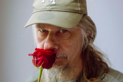 Værkerne er fotografier af situationer, som beboerne på Skovlyset synes passer til musikken. Denne herre mente eksempelvis, at musikken lød som en rose. Foto: Andreas Haugjerg